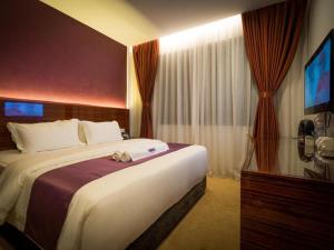Un pat sau paturi într-o cameră la WIWO Hotel