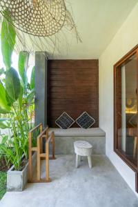 uma cadeira e um banco num quarto em Village Bali em Uluwatu