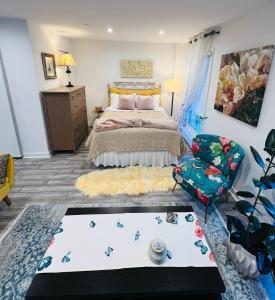 1 dormitorio con cama, sofá y mesa en Eleni’s Charming Studio, en North Beach