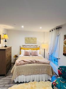 um quarto com uma cama grande e uma cabeceira amarela em Eleni’s Charming Studio em North Beach