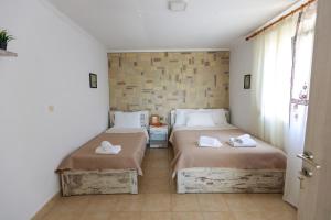 ソゾポリにあるSunny coast halkidiki!のベッドルーム1室(ベッド2台、窓付)