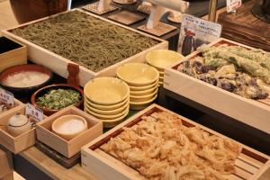 eine Darstellung verschiedener Arten von Lebensmitteln auf einem Tisch in der Unterkunft Almont Hotel Kyoto in Kyoto