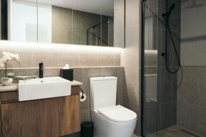 La salle de bains est pourvue de toilettes, d'un lavabo et d'une douche. dans l'établissement Lusso - Rooftop Views 3BR 3BTH 4 Level Townhouse, à Adélaïde