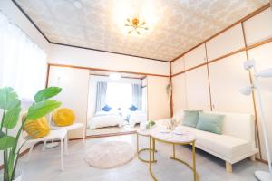 SuizawaにあるSuzuka Smile Roomのソファとテーブルのあるリビングルーム