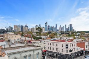 - une vue sur les toits de la ville et les bâtiments dans l'établissement Elegant Collingwood Apartment with City Views, à Melbourne