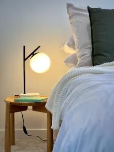 Un pat sau paturi într-o cameră la Elegant Collingwood Apartment with City Views