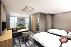 ein Hotelzimmer mit 2 Betten und einem TV in der Unterkunft OMO5 Hakodate by Hoshino Resorts in Hakodate