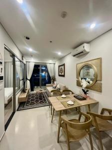 - un salon avec une table et un canapé dans l'établissement Premium 2pn The Sóng 5 Sao Homestay Khánh Vân, à Vung Tau