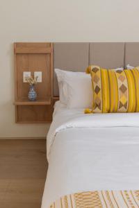 una camera da letto con un letto con cuscini gialli e bianchi di Lerma Dos Seis Cuatro - Reforma- El Ángel - La Diana - US Embassy - CAS Visa a Città del Messico