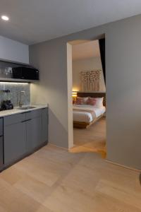 una camera con letto e una cucina con lavandino di Lerma Dos Seis Cuatro - Reforma- El Ángel - La Diana - US Embassy - CAS Visa a Città del Messico