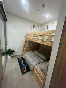 een slaapkamer met een stapelbed in een kamer bij Premium 2pn The Sóng 5 Sao Homestay Khánh Vân in Vung Tau
