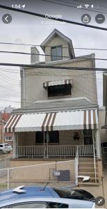 un edificio con un coche aparcado delante en Contemporary loft 5-min to downtown, en Pittsburgh