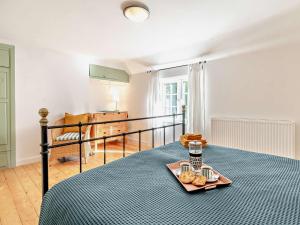 stół z tacą z jedzeniem na łóżku w obiekcie 2 Bed in Bridlington 13mls W 93141 w mieście Butterwick