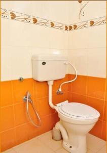 uma casa de banho com um WC branco num quarto em Coorg view estate Homestay em Madikeri