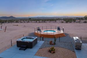 un bain à remous et une piscine dans le désert dans l'établissement Private Haven Hot Tub Pool Desert Views, à Sunfair Heights