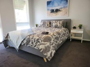 Un pat sau paturi într-o cameră la Homely Getaways In Belmont