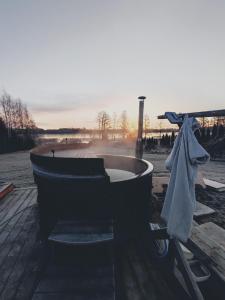 a bath tub sitting on top of a wooden deck at Domki nad Jeziorem Sunia in Świątki