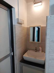 ein Bad mit einem Waschbecken und einem Spiegel in der Unterkunft 1bhk flat Bandra in Mumbai