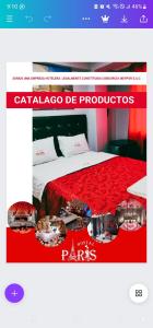 - une page d'une chambre d'hôtel avec un lit avec des gâteaux dans l'établissement Hostal Paris, à Lima