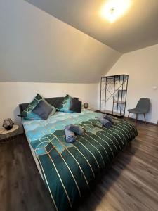 - une chambre avec un grand lit dans l'établissement Appartement Algo, à Algolsheim