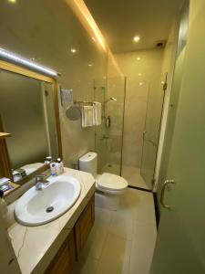 Phòng tắm tại A25 Hotel - 75 Lê Thị Hồng Gấm