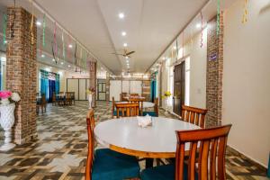 - une salle à manger avec une table et des chaises dans l'établissement Hotel Roop, à Sundarnagar