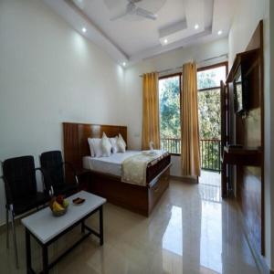 Cette chambre d'hôtel comprend un lit et un balcon. dans l'établissement Hotel Roop, à Sundarnagar