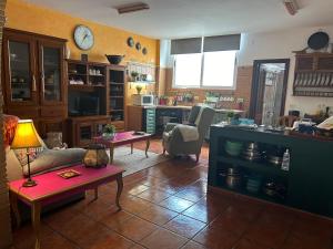 een woonkamer met een bank en een tafel bij LOFT RURAL in Tegueste