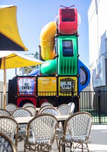 een tafel en stoelen met bagage op de achterkant van een vrachtwagen bij Belmont Hotel Lake Macquarie in Belmont