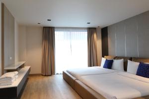 a bedroom with a large bed with a large window at Casa del Toro in Makkasan