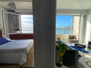 een slaapkamer met een bed en uitzicht op de oceaan bij Front de mer vue exceptionnelle in Granville