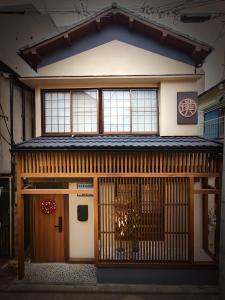 東京にある璞（Haku）日式旅馆/新宿繁华区域/東新宿駅徒歩4分/免費WIFI/最大可入住7人の門前の建物