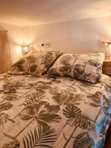 ein Schlafzimmer mit einem Bett mit einer Bettdecke darauf in der Unterkunft Lodge Agapë in Le Tampon