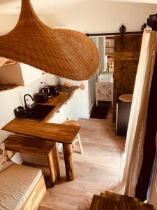 eine Küche mit einem Waschbecken und einem Holztisch in der Unterkunft Lodge Agapë in Le Tampon