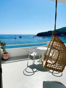 希馬拉的住宿－Geo & Art Boutique Hotel Himara，一个带桌椅的海景阳台