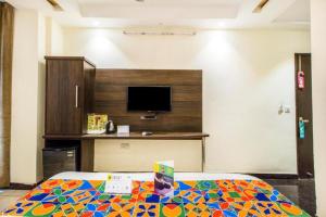 a room with a bed with a colorful blanket at Hotel Le Continental in New Delhi