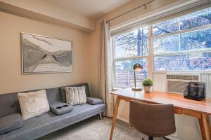uma sala de estar com um sofá, uma mesa e uma secretária em Ballard's Townhome with office & walk score 98 em Seattle