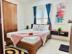 Un dormitorio con una cama con un bol de fruta. en Olive Serviced Apartments BTM Layout, en Bangalore