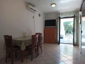 TV a/nebo společenská místnost v ubytování Apartments Gorenjka