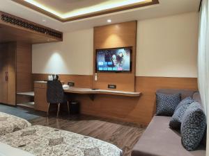 Телевизор и/или развлекательный центр в Hotel Royal Lakshmi Palace