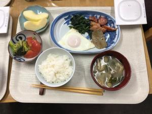 un vassoio di prodotti alimentari con riso, verdure e bacchette di 農家民宿　佐京園 a Shimada