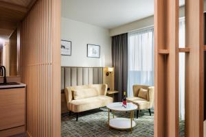 ein Hotelzimmer mit zwei Stühlen und einem Tisch in der Unterkunft B1 City Hotel Sofia in Sofia