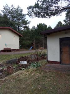 una casa blanca con una puerta en un patio en Pałac, 