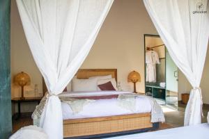 een slaapkamer met een bed met gordijnen en een spiegel bij GiriSadan Organic Farm Retreat & Botanical Forest in Jaipur