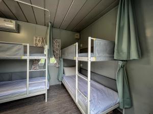 Postel nebo postele na pokoji v ubytování 鉄木彩虹小屋