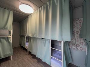 Postel nebo postele na pokoji v ubytování 鉄木彩虹小屋