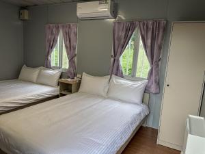 Postel nebo postele na pokoji v ubytování 鉄木彩虹小屋