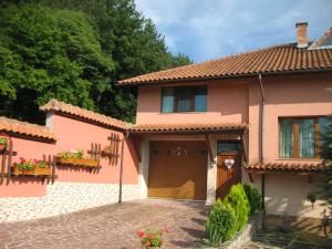 uma grande casa cor-de-rosa com uma entrada em Guest House Slivek em Slivek