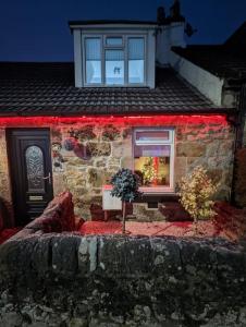 Imagen de la galería de Charming 2 bed sandstone cottage in Waterside, Kirkintilloch, en Kirkintilloch
