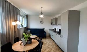 a small apartment with a table and a kitchen at katedrahouse in Wrocław